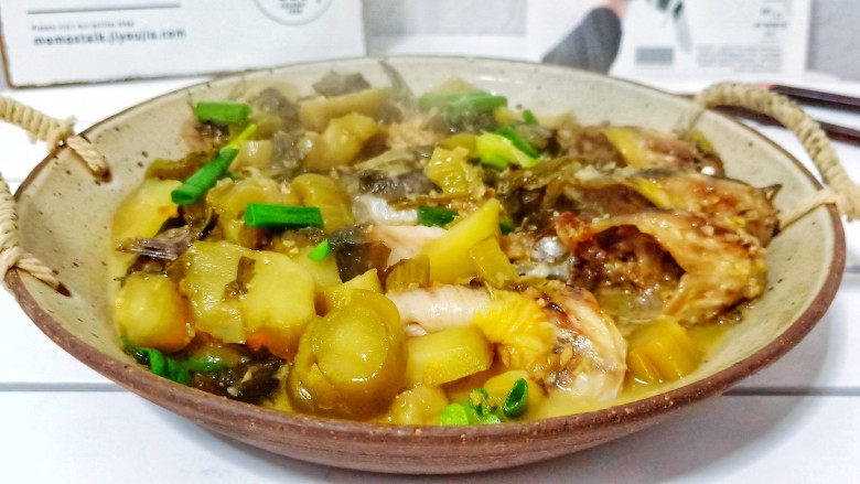 酸菜昂刺鱼,这道菜经过煎鱼肉就会去除腥味,酸菜经过炒软就能把酸味逼出来,再经过焖煮,水分一出一收之后,鱼肉鲜嫩味美带着酸菜味,又不至于会很酸。