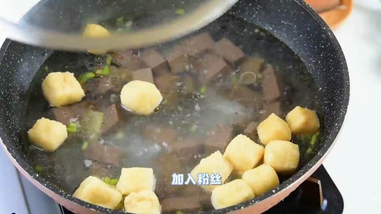 手鸭血粉丝汤,热乎乎的赶快来上一碗吧,加入粉丝,加盖煮5分钟。