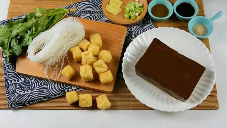 手鸭血粉丝汤,热乎乎的赶快来上一碗吧, ·食材·
【主料】:鸭血|粉丝|油豆腐
【辅料】:香菜|葱|姜|生抽|芝麻油|白胡椒粉