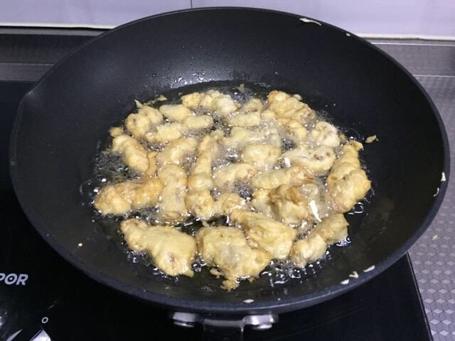 软炸里脊,油温6分热下锅炸,不停搅拌避免粘连,中小火