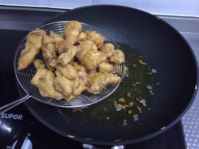 软炸里脊,开大火,将里脊重新下锅大火复炸1分钟,使之更加酥脆