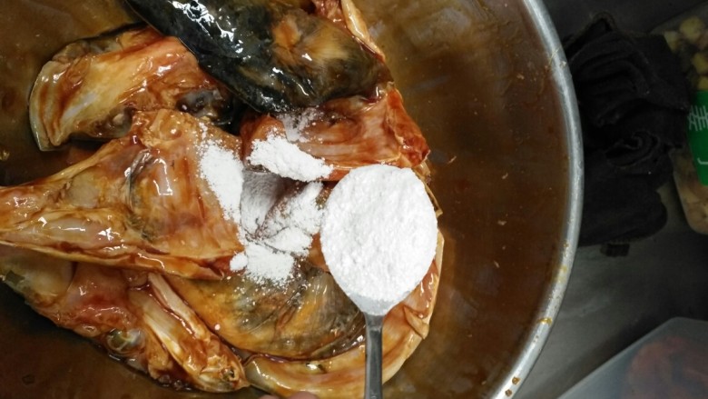 开味焗鱼嘴,加入两调羹<a style='color:red;display:inline-block;' href='/shicai/ 11158'>薯粉</a>伴匀,鱼头腌制完成。