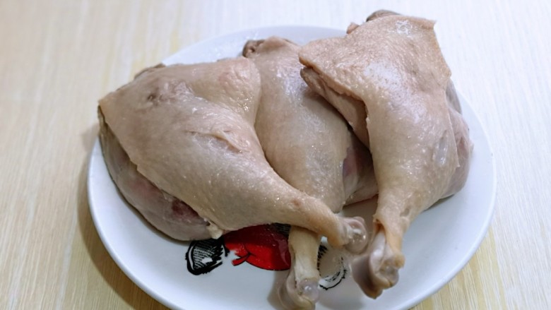 孜然烤琵琶鸭腿,捞出用冷水冲洗干净,淋干水分,放入盘中备用。