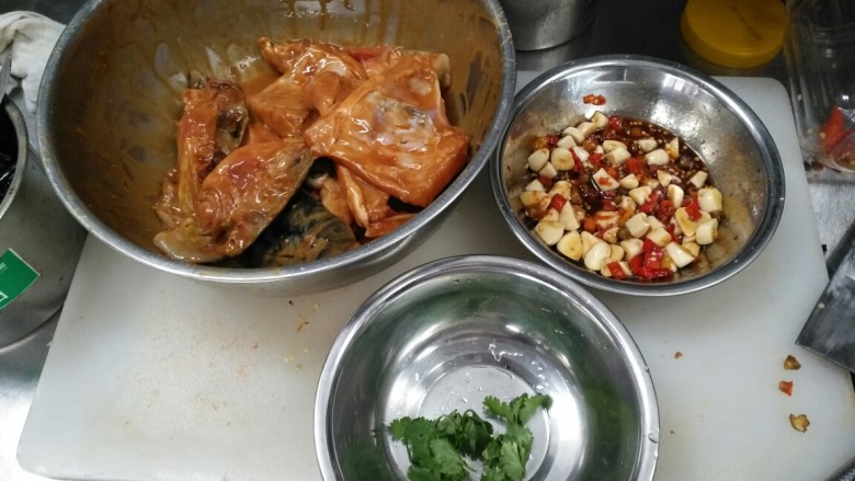 开味焗鱼嘴,准备好腌制好鱼头,调好的米椒酱,<a style='color:red;display:inline-block;' href='/shicai/ 131'>香菜</a>叶,到这里准备工作完成,下面开始进行烹饪