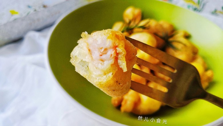 椒盐软炸虾——教你做挂浆饱满的软炸虾,装盘撒上<a style='color:red;display:inline-block;' href='/shicai/ 704'>椒盐</a>,也可以沾番茄酱来吃,都很美味。