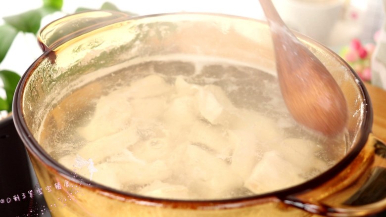 鸡肉松(面包机版),放入锅中,加适量清水煮沸,撇去浮沫