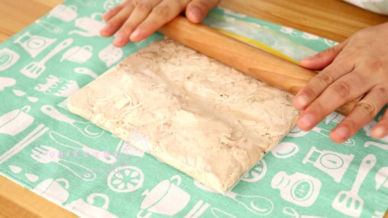 鸡肉松(面包机版),稍晾凉的鸡肉放入保鲜袋中,擀面杖压扁擀松散