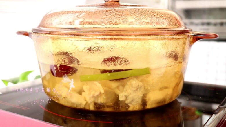 鸡肉松(面包机版),继续小火熬煮20min
tips:这里我做的肉松比较细散一些,如果大月龄宝宝吃的话,可以做大条状的肉松,这样就不需要将鸡肉煮的很软烂了,大概煮10到15min就可以了,后面面包机还会继续搅拌烘烤熟的