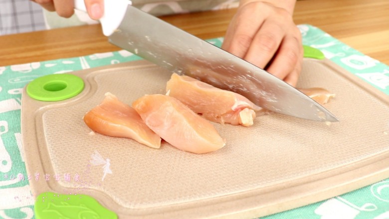 鸡肉松(面包机版),顺着纤维切成大块