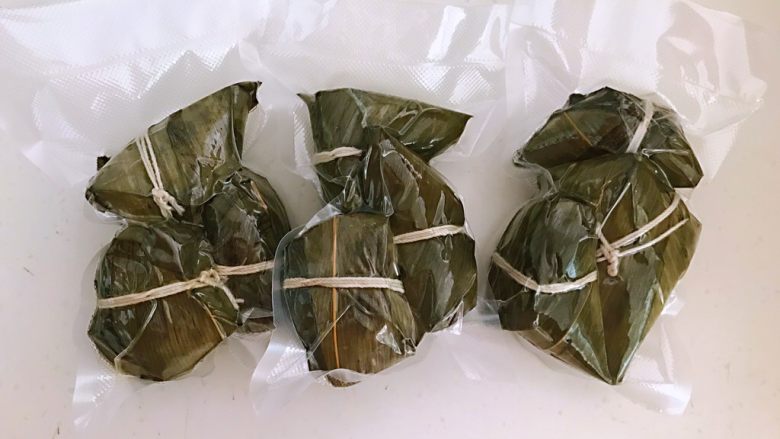家常原味粽子,没有吃完的我用真空包装袋密封好放入冰箱冷藏保存,吃的时候拿出来热一下就可以,蛮方便的。