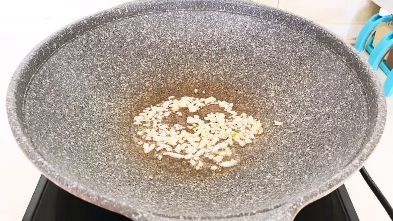 家常蚝汁烧茄子,油温烧热后加入蒜末,煸炒出香味