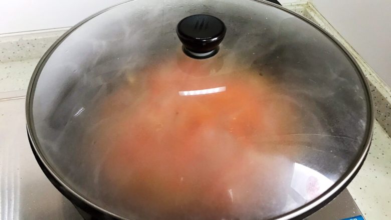 蚝油胡萝卜青椒香干炒肉丝,盖上锅盖,转中小火焖煮2分钟