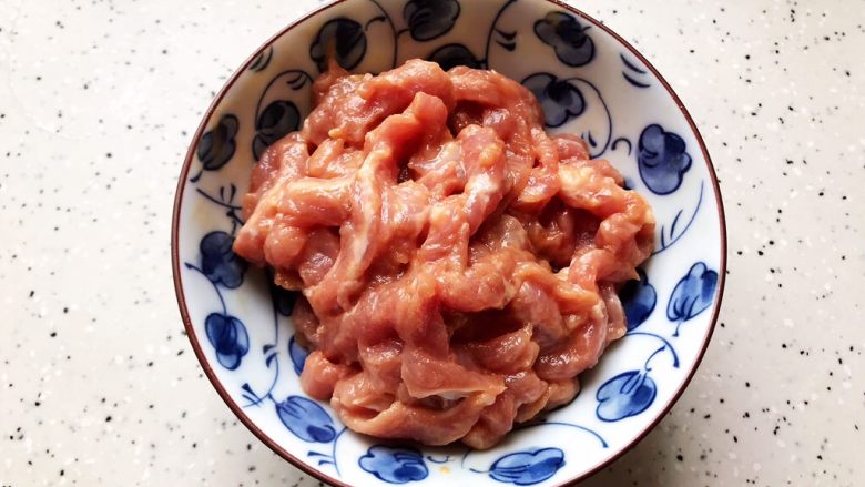 蚝油胡萝卜青椒香干炒肉丝,抓均匀,腌制,备用