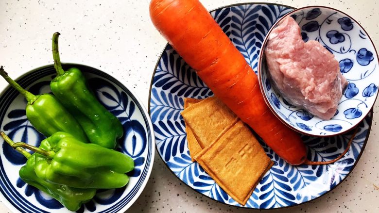 蚝油胡萝卜青椒香干炒肉丝,首先我们准备好所有食材