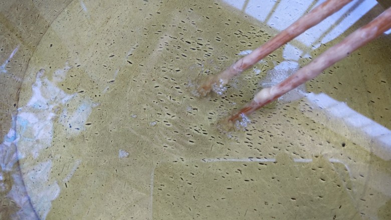 炸香菇,烧至八成热(筷子放进去周围有许多小气泡冒出)