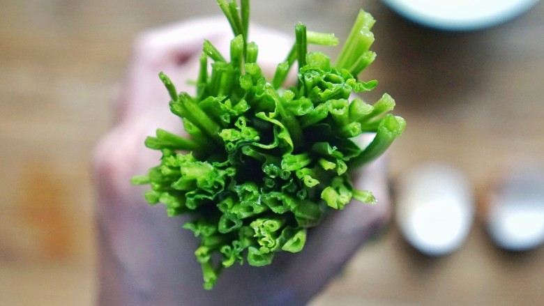 一份补气又补血的，菠菜蛋花汤，
在女神节，做给你的她,<a style='color:red;display:inline-block;' href='/shicai/ 117'>菠菜</a>洗净去根切段。