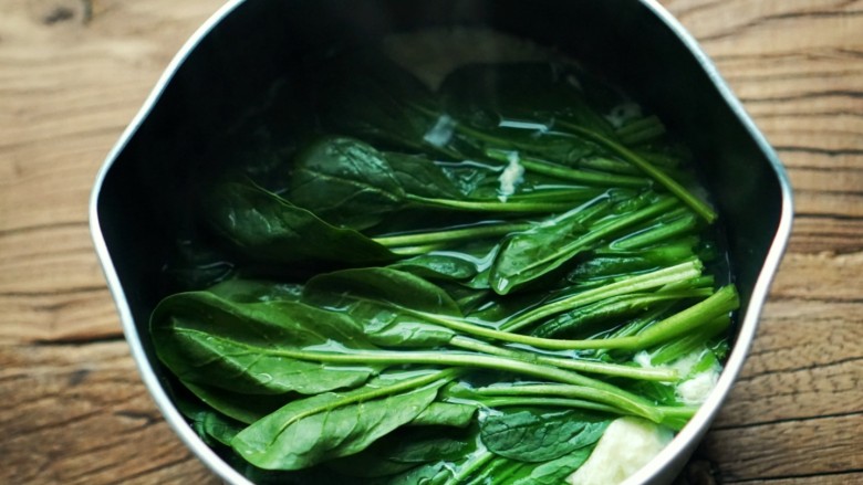 一份补气又补血的，菠菜蛋花汤，
在女神节，做给你的她,放入开水中焯一下，捞出沥水。