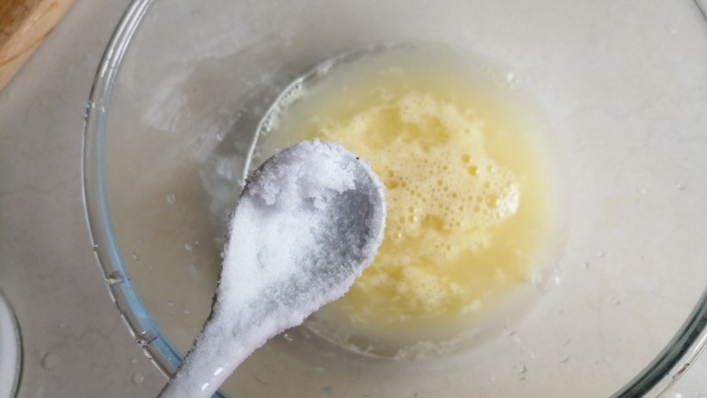 韭菜鸡蛋饼,加入一点点盐,拌均匀
