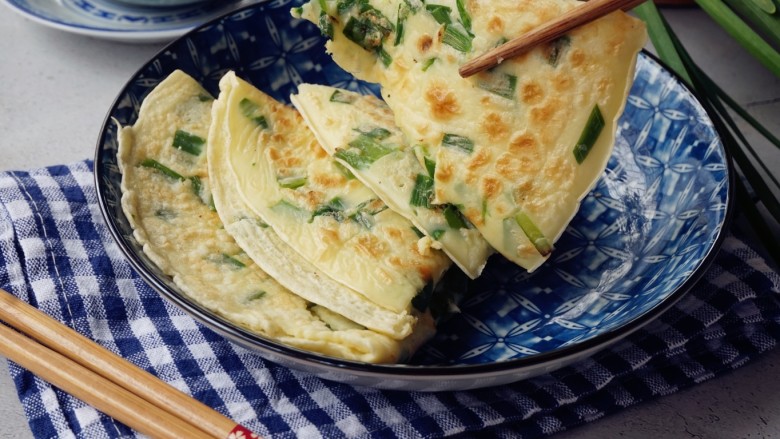 韭菜鸡蛋饼,一共可以烙出两张大饼