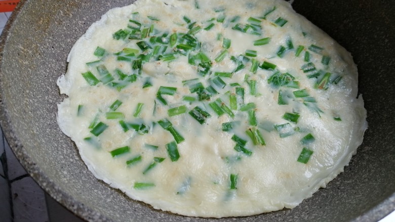 韭菜鸡蛋饼,倒入面糊,摊平