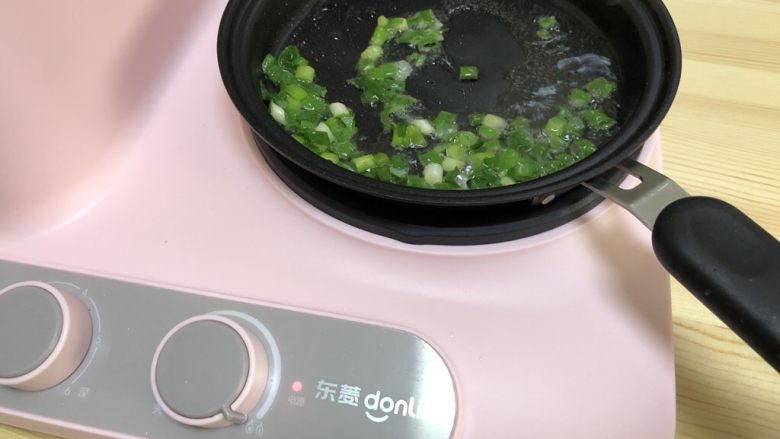 三鲜菌菇汤,早餐机煎锅倒入少许油,放入葱花爆香。