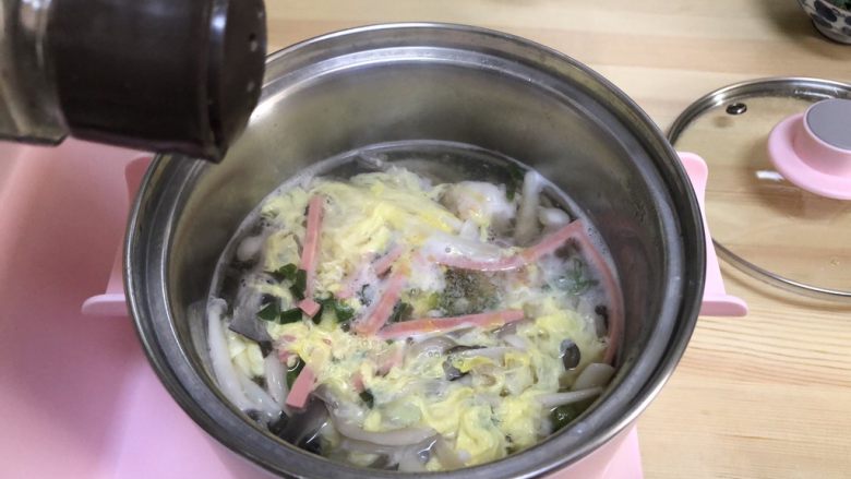 三鲜菌菇汤,加入香菜末,胡椒粉和盐调味。