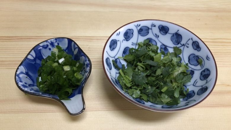 三鲜菌菇汤,葱和香菜切成末。