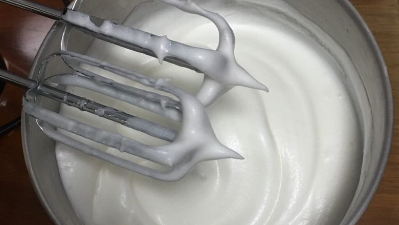戚风蛋糕-黄油版,继续搅打50圈,蛋白浓稠再加入最后的15克细砂糖。