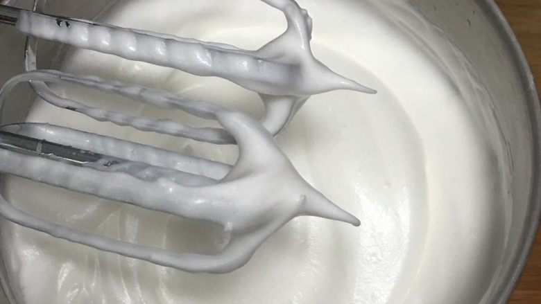 戚风蛋糕-黄油版,继续搅打50圈,蛋白出现直立的小尖峰。