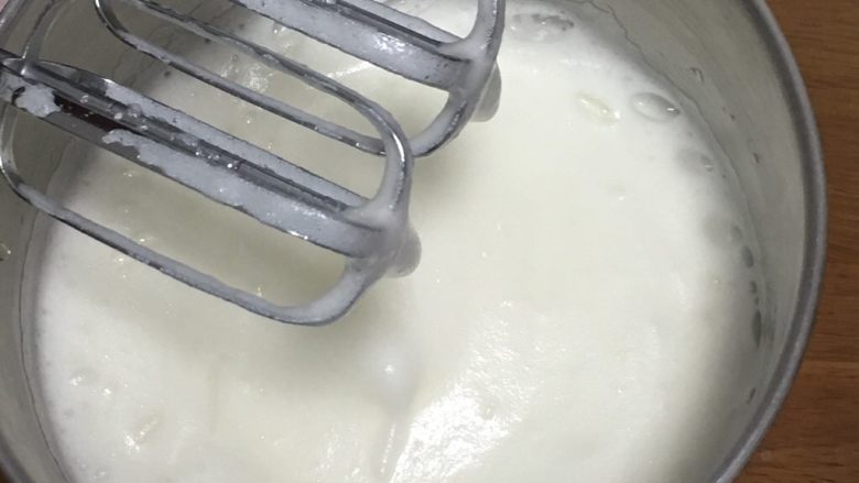 戚风蛋糕-黄油版,用打蛋器高速搅打50圈,蛋白变白,出现倒垂的弯钩,再加入15克细砂糖。