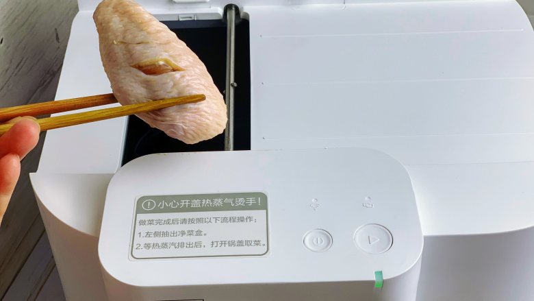 秘制可乐鸡翅,再加入鸡翅,翻炒至变色。如果用平底锅做的话,鸡翅多煎一下,煎香一点口感更好。