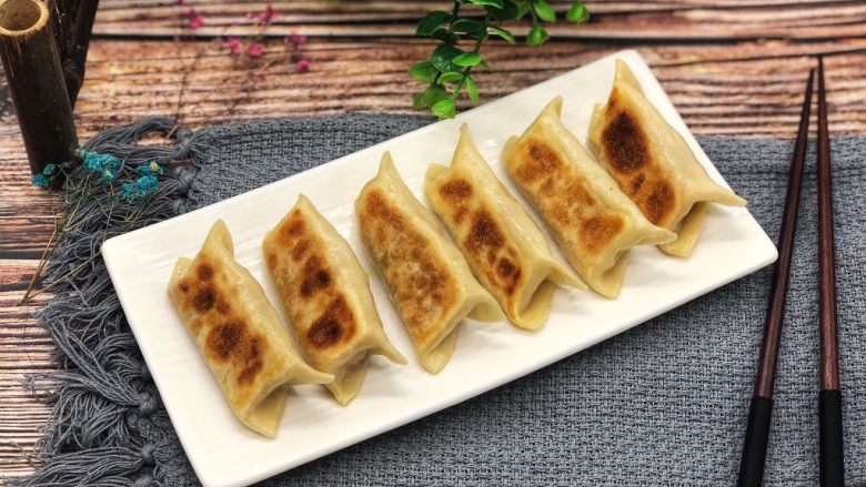 锅贴,装盘,整点醋和辣椒,味道棒棒哒。