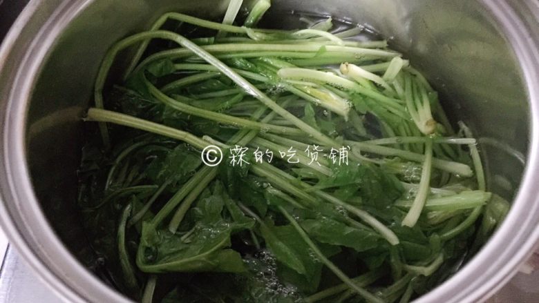 凉拌虫草花菠菜,<a style='color:red;display:inline-block;' href='/shicai/ 117'>菠菜</a>洗净后,也放在开水里汆烫一下。