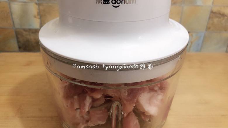 菠菜柳叶包子,趁着揉面的空闲,接下来开始制作馅料,把<a style='color:red;display:inline-block;' href='/shicai/ 414'>猪肉</a>打成肉末