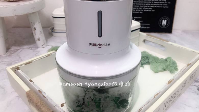 菠菜柳叶包子,把菠菜捞出倒入料理机,加入少许水打成汁,然后倒出来称一下重量,把<a style='color:red;display:inline-block;' href='/shicai/ 84408'>菠菜汁</a>加到160克备用