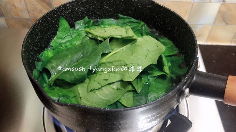 菠菜柳叶包子,菠菜洗干净之后只取菠菜叶子,锅中注水烧开,把叶子烫软捞出过冷水