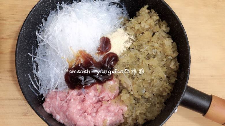 菠菜柳叶包子,<a style='color:red;display:inline-block;' href='/shicai/ 523'>粉丝</a>提前泡软,泡好的<a style='color:red;display:inline-block;' href='/shicai/ 523'>粉丝</a>用水清洗沥干水分,然后切碎放入锅中,酸菜泡洗切短用水洗,挤干水份,如此反复多洗两遍,这样酸菜不会太酸这样包出来才好吃,然后用料机把碎,然后把<a style='color:red;display:inline-block;' href='/shicai/ 721'>蚝油</a>,<a style='color:red;display:inline-block;' href='/shicai/ 813'>鸡粉</a>,倒入锅中,顺时针搅拌均匀即可使用(馅料中不需要加盐,只需加<a style='color:red;display:inline-block;' href='/shicai/ 721'>蚝油</a>就可以了,<a style='color:red;display:inline-block;' href='/shicai/ 721'>蚝油</a>中也有咸味。而酸菜中有了酸中带咸,所以就算洗过了也是还有味道的)