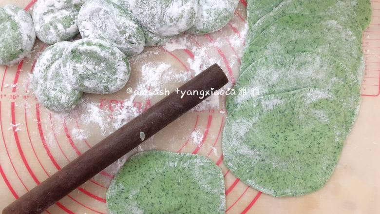 菠菜柳叶包子,把每个剂子都滚上面粉,然后用保鲜袋盖住以免面团表面被风干,膜松弛10分钟,冬天室温松弛时间可能略延长5~10分钟,用擀面杖擀出中间厚边缘薄的面皮就可以,实在不会擀,边缘用手捏薄也完全可以的,擀好的面皮依然用保鲜膜盖住