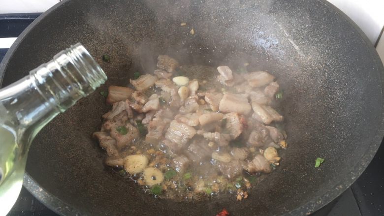 肉片炒黑鸡枞,烹入1勺的<a style='color:red;display:inline-block;' href='/shicai/ 718'>料酒</a>。