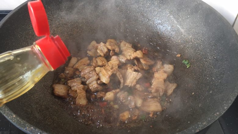 肉片炒黑鸡枞,倒入1勺的<a style='color:red;display:inline-block;' href='/shicai/ 692'>酱油</a>,将肉片翻炒均匀。