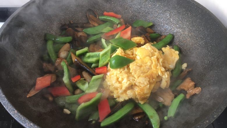 肉片炒黑鸡枞,放入炒好的鸡蛋和彩椒,翻炒均匀。