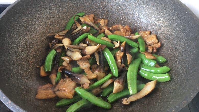 肉片炒黑鸡枞,放入黑鸡枞和甜豆,炒至8成熟。