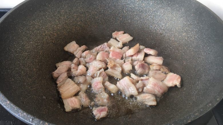 肉片炒黑鸡枞,热锅凉油,放入五花肉,炒至变色。