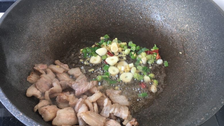 肉片炒黑鸡枞,将肉片扒在锅的一边(盛出备用也可以),爆香葱姜蒜辣椒。