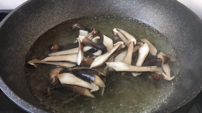 肉片炒黑鸡枞,黑鸡枞焯水至断生,捞出沥干水分备用。