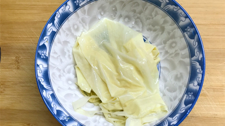 豆腐衣肉卷,取2张豆腐衣,用冷水泡软。
