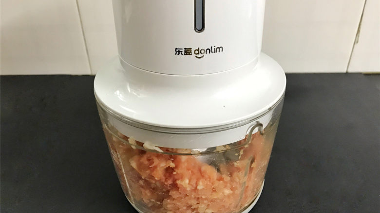 豆腐衣肉卷,猪肉清洗干净后切成小块,放入无线绞肉机中打成肉末。