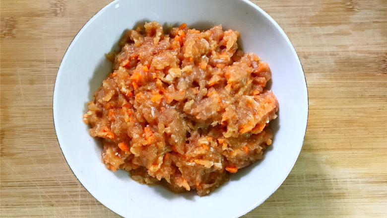 豆腐衣肉卷,<a style='color:red;display:inline-block;' href='/shicai/ 25'>胡萝卜</a>去皮洗净后切成碎粒后放一起拌均匀,加入调料拌匀后加少许水顺一个方向搅拌上劲。