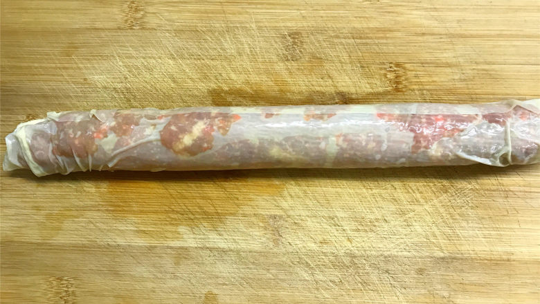 豆腐衣肉卷,取一张泡软的豆腐衣,取适量肉馅,均匀地抹在上面。然后从头慢慢地卷起来,动作一定要轻,不然豆腐衣会破。