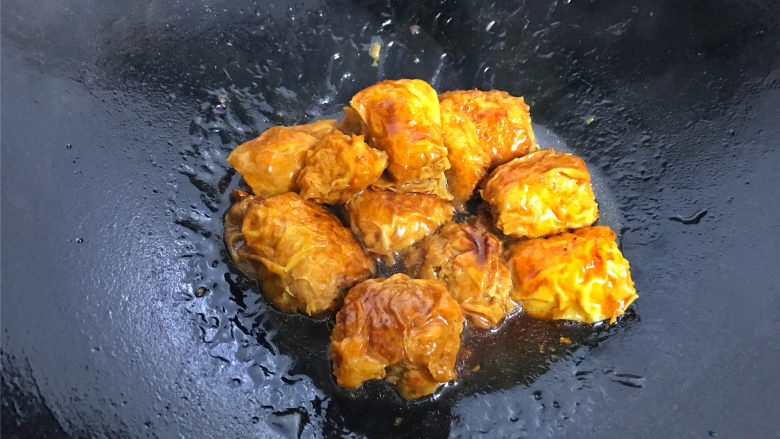 豆腐衣肉卷,大火煮开后转中小火,煮至豆腐衣肉卷熟透,汤汁浓稠即可熄火